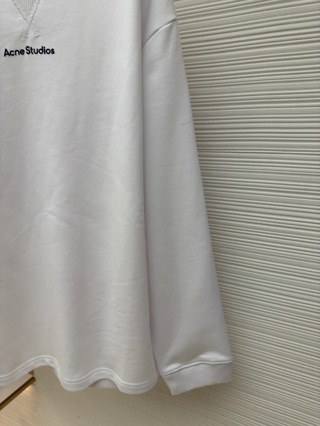 Acne Studios Logo Sweatshirt ●Authentic: Purchased and developed in 1999 ●Item number: 1680045-A35 ●Material: Pure cotton fabric ●Technology: Positioned cutting machine ●Version: Loose version ●Weight: about 690 grams ●Size: S-M-L-XL ●Description: Customized 100% cotton Zhensoft reactive ink sweatshirt material, soft to the touch, comfortable and skin-friendly, dressed in pure white, a symbol of purity and elegance A triangle of heaven and earth is quietly painted on the chest. The iconic Acne Studios seal logo embellishes the front to increase brand recognition. It outlines a high-end silhouette with extreme simplicity and becomes the smart focus of vision. It shows taste in a silent place and uses glue printing. Use glue liquid paint to print patterns on fabrics. Bake the fabric to fix the printed pattern. The overall wiring is straight and delicate, the fabric is comfortable and soft, and the color is consistent without color difference. It can be matched with the same style to create a fashionable look and control various occasions. Customized accessories, complete with three standards, same style for men and women!